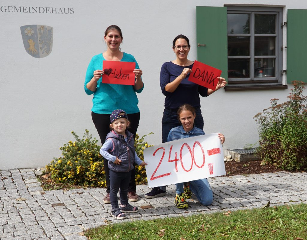 Martina Page und Johanna Hofgärtner mit Elena und Chiara von den Dorffreunden Glöttweng-Landensberg, freuen sich über die großzügigen Spenden aus dem Kuchenverkauf zu Gunsten der Betroffenen der Hochwasser-Katastrophe.
